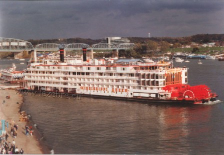 paddle boat Mississipi Queen